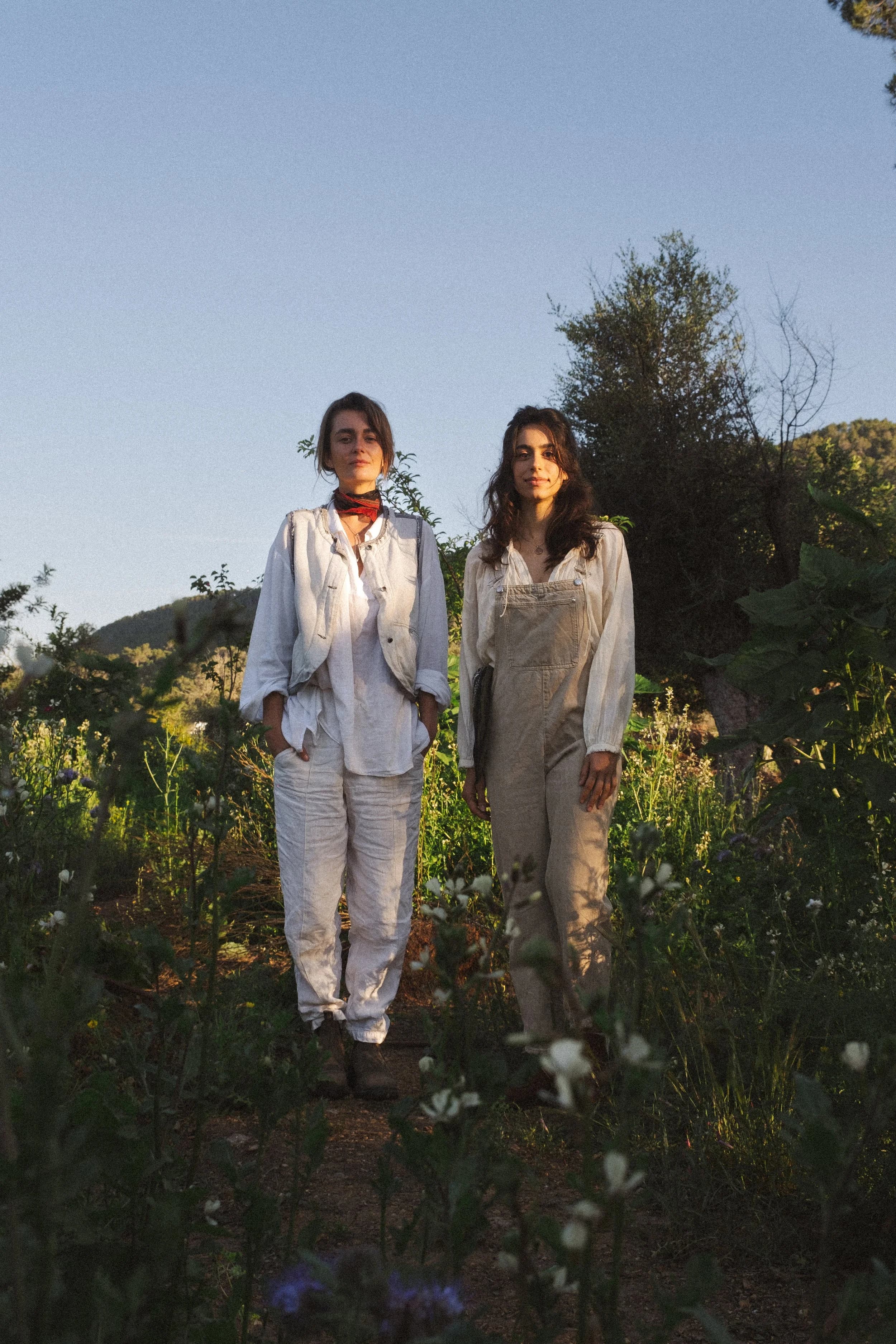 Merel and Sofía preparing food together