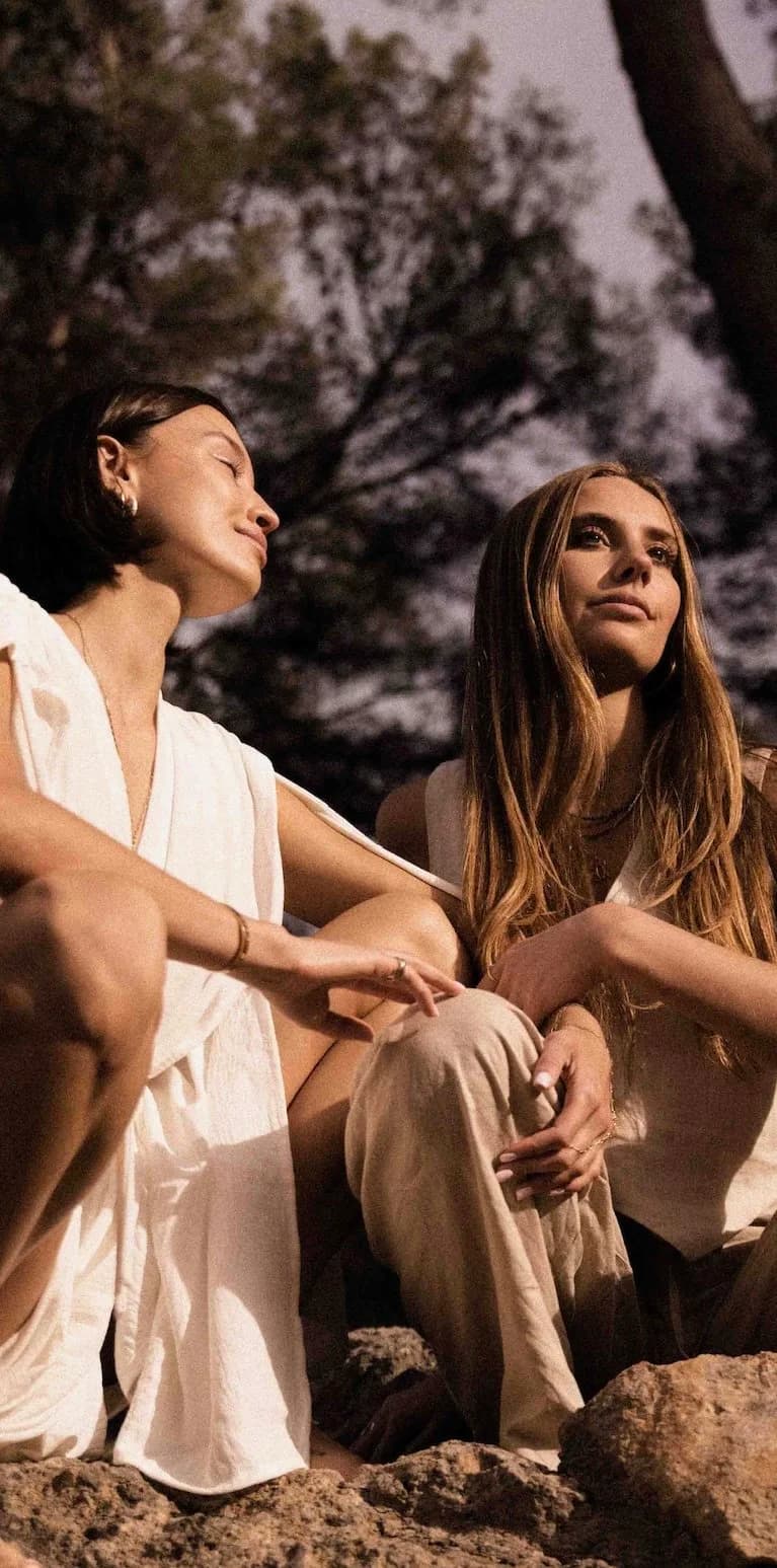 Karina and Isa, co-founders of AKYNA